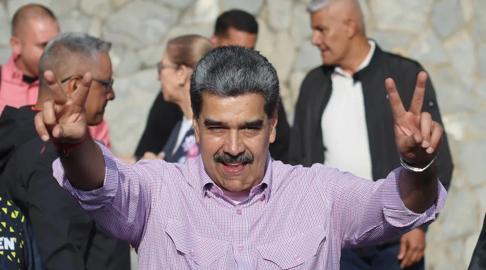 نيكولاس مادورو يُحيي أنصاره خلال المسيرة الكبرى للشباب الشعبي دعماً لحكومته في كراكاس يوم 13 نوفمبر 2025 (إ.ب.أ)