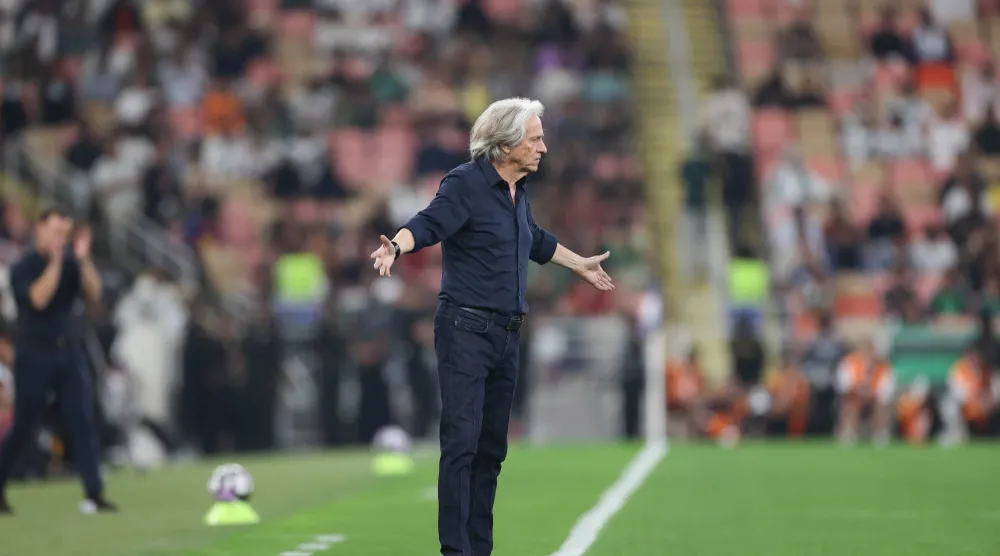 خيسوس يوجه لاعبيه خلال مباراة الأهلي الأخيرة (تصوير: عدنان مهدلي)