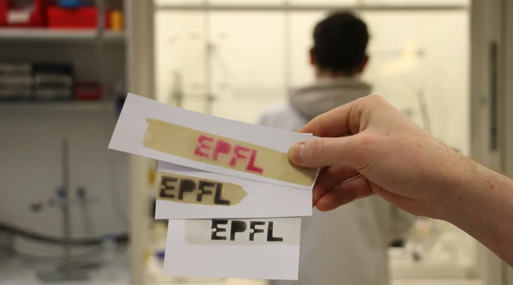 شعار المعهد مطبوع على ورق حراري مصنوع من مادة اللجنين (المعهد الفيدرالي السويسري للتكنولوجيا)