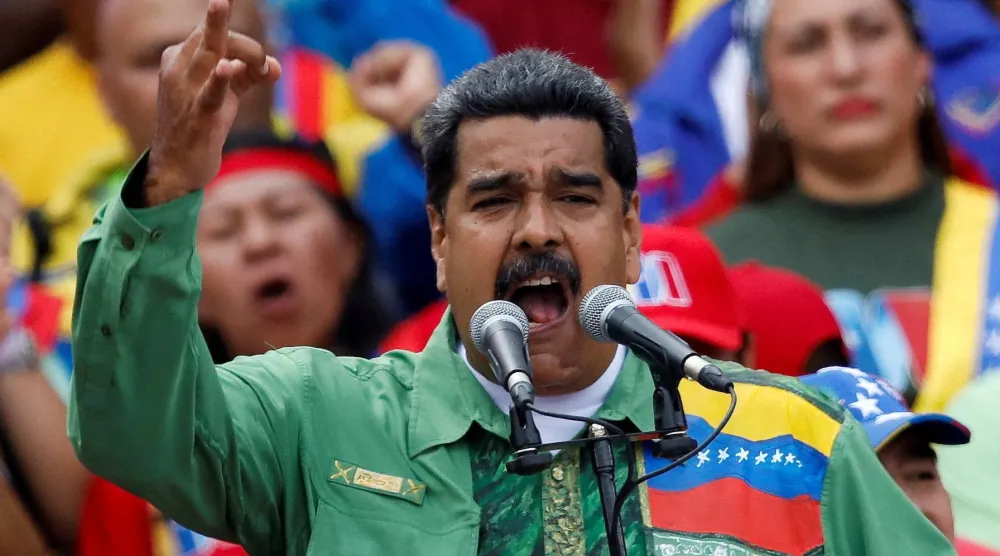 الرئيس الفنزويلي نيكولاس مادورو يخاطب أنصاره في نهاية تجمع ختامي لحملته الانتخابية بكاراكاس عام 2018 (رويترز)