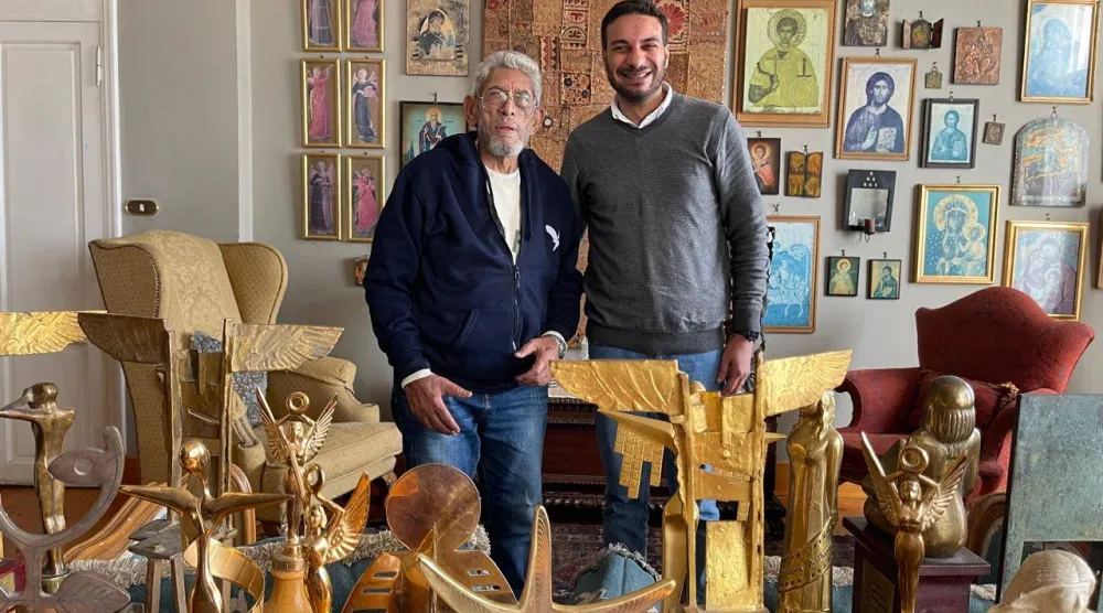 المنتج محمد عبد الوهاب والمخرج داود عبد السيد في كواليس الفيلم الوثائقي (خاص لـ«الشرق الأوسط»)