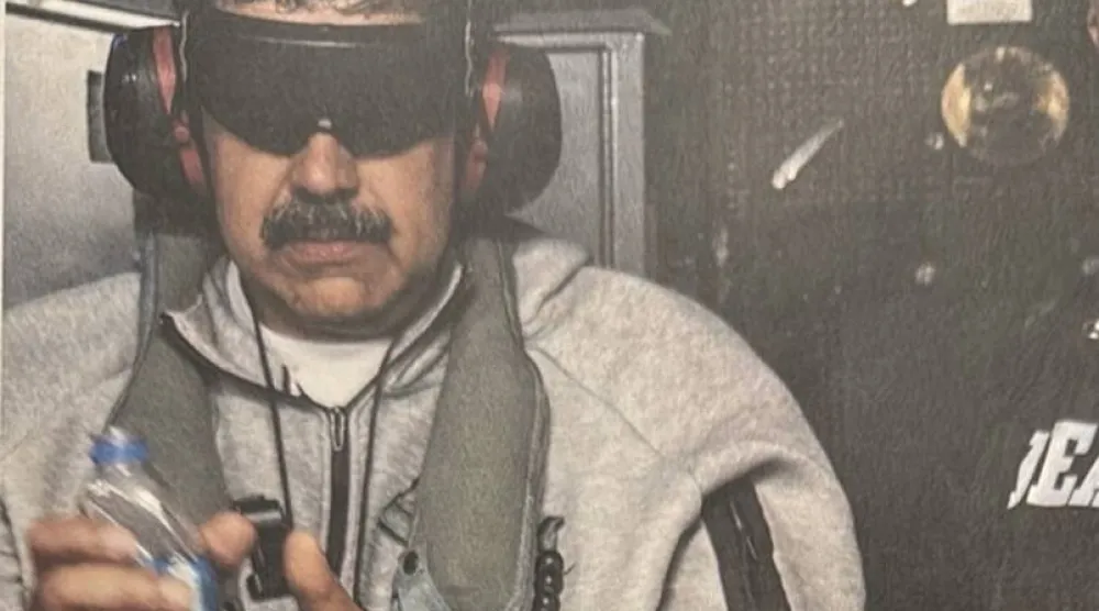 رئيس فنزويلا معصوب العينين على متن السفينة الأميركية أيو جيما (الرئيس الأميركي دونالد ترمب عبر منصة «تروث سوشيال») 