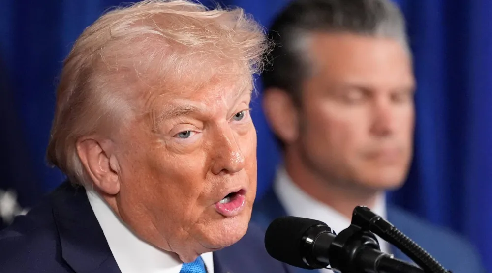 الرئيس الأميركي دونالد ترمب يتحدث خلال المؤتمر الصحافي (أ.ب)