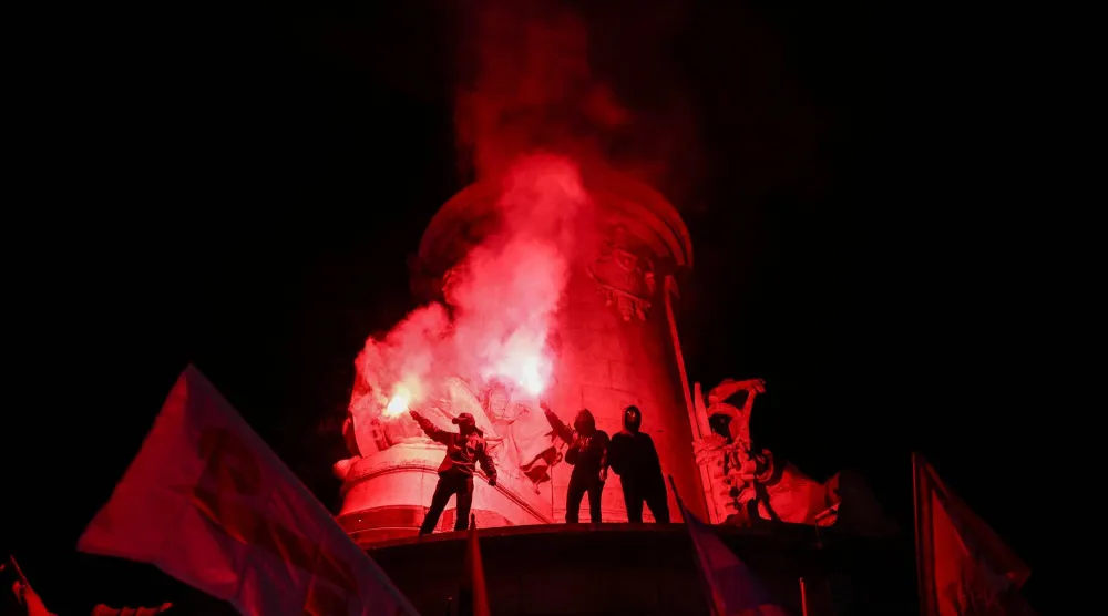 مظاهرة في باريس ضد التدخل الأميركي بفنزويلا (رويترز)