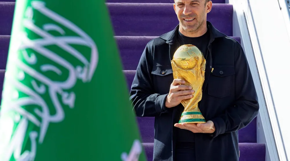 ديل بييرو حاملاً كأس العالم على سلم الطائرة (واس)