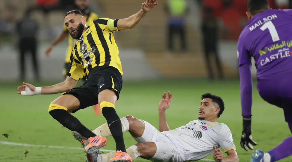 بنزيمة يتعثر خلال إحدى الهجمات الاتحادية (تصوير: عدنان مهدلي)