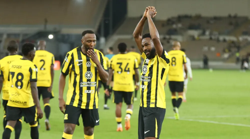 الشنقيطي يحيي جماهير الاتحاد بعد الهدف (تصوير: عدنان مهدلي)