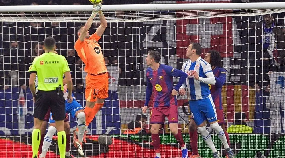  Barcelona's Spanish goalkeeper #13 Joan Garcia jumps to make a save during the Spanish League football match between RCD Espanyol and FC Barcelona at RCDE Stadium in Cornella de Llobregat on January 3, 2026. (AFP) 