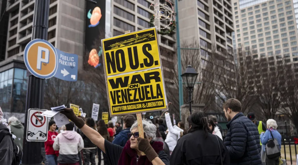 متظاهرون يتجمعون بمدينة أتلانتا الأميركية احتجاجاً على التدخل الأميركي في فنزويلا (د.ب.أ)