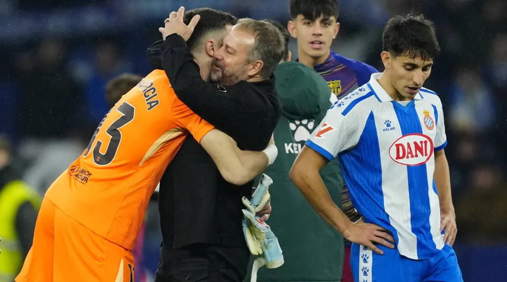 فليك يعانق غارسيا في نهاية المباراة (إ.ب.أ)