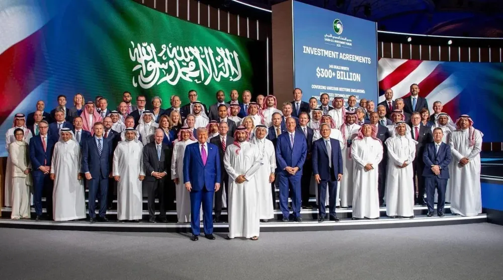 ولي العهد وترمب مع رجال الأعمال خلال منتدى الاستثمار السعودي الأميركي في الرياض (الشرق الأوسط)