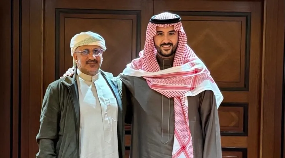 الأمير خالد بن سلمان خلال استقباله طارق صالح في الرياض (صفحة طارق صالح على «إكس»)