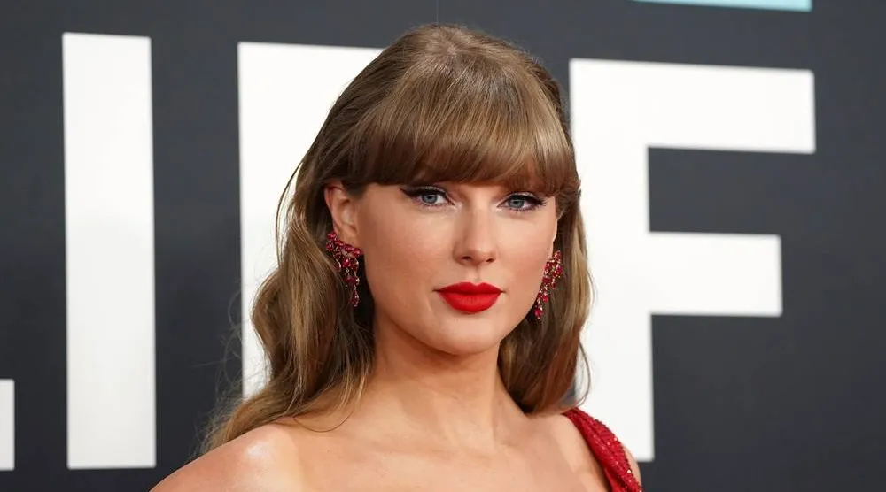 تايلور سويفت وغرة تغطي الجبين تماماً وتبرز جمال العيون (أ.ب)