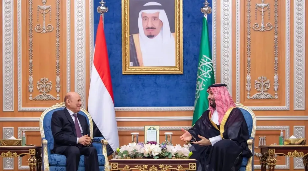 ولي العهد السعودي رئيس مجلس الوزراء خلال استقبال سابق لرئيس مجلس القيادة الرئاسي اليمني (واس)