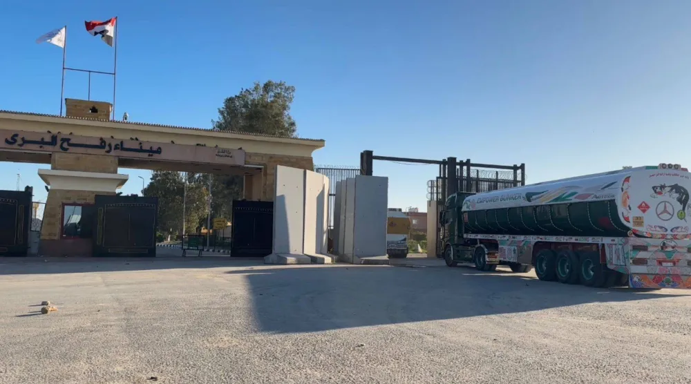 شاحنة وقود مصرية في طريقها إلى قطاع غزة وسط تسريبات إسرائيلية عن قرب افتتاح معبر رفح في الاتجاهين (الهلال الأحمر المصري)