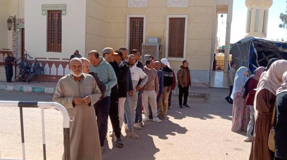 مصريون أمام إحدى لجان التصويت بالوادي الجديد (تنسيقية شباب الأحزاب)