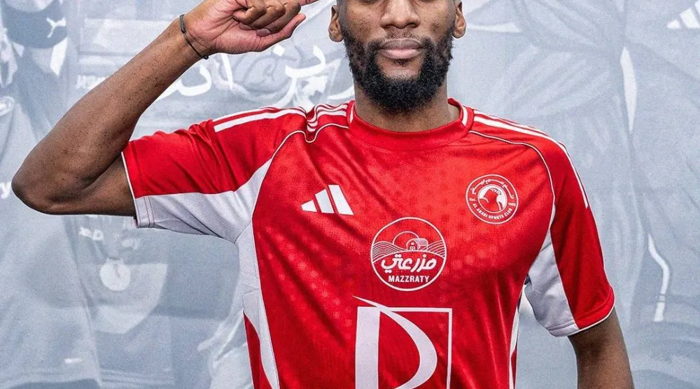 إيكامبي بقميص العربي القطري بعد التوقيع (موقع النادي)