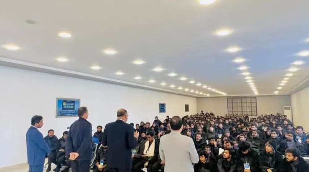 مئات من المهاجرين غير النظاميين قُبيل ترحيلهم من طرابلس إلى بلدانهم 20 ديسمبر الماضي (جهاز مكافحة الهجرة)