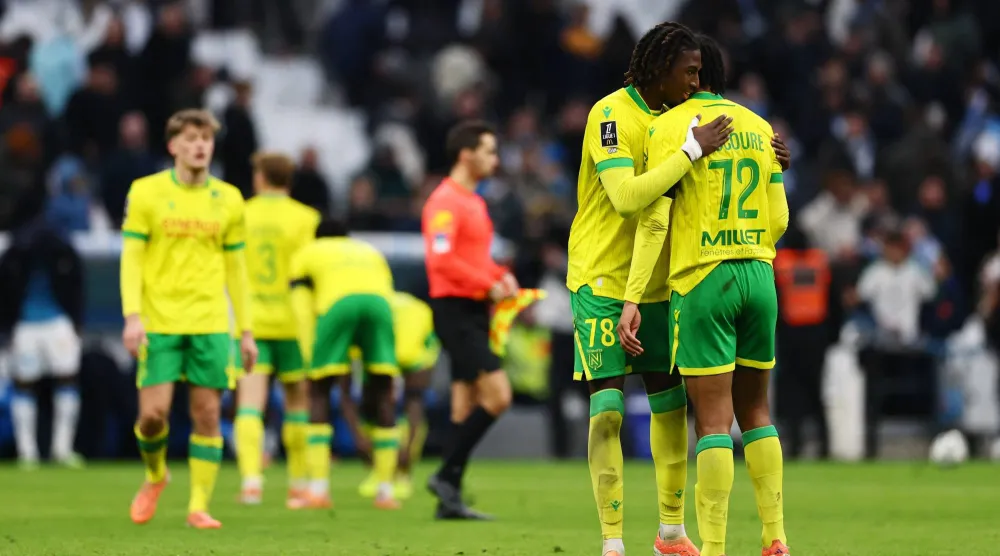 فرحة لاعبي نانت بالفوز على مرسيليا بملعبه (رويترز)