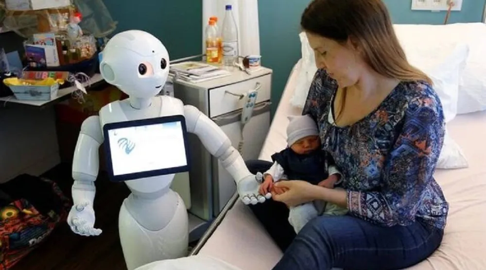 الروبوت «بيبر» يستقبل الزوار ويراعي المرضى بمستشفى في بلجيكا (رويترز)