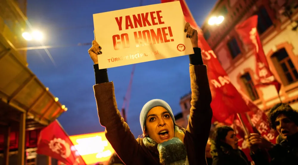 جانب من مظاهرة ضد التدخل الأميركي في فنزويلا في إسطنبول الأحد (أ.ب)