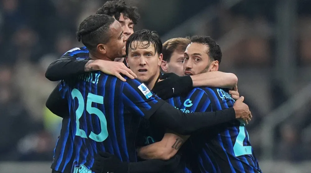 لاعبو الانتر يحتفلون بالهدف الثاني (د.ب.أ)