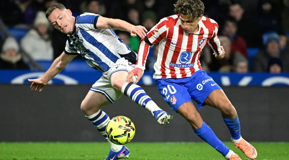 من المباراة التي جمعت أتلتيكو وسوسيداد (أ.ف.ب)