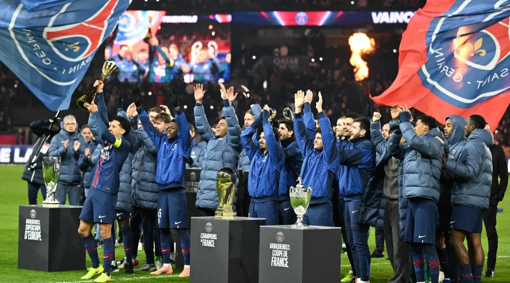 لاعبو سان جيرمان يحتفلون بكأس الإنتركونتيننتال (أ.ف.ب)