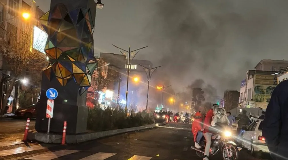 احتجاجات ليلية في حي نظام آباد شمال شرقي طهران (إكس)