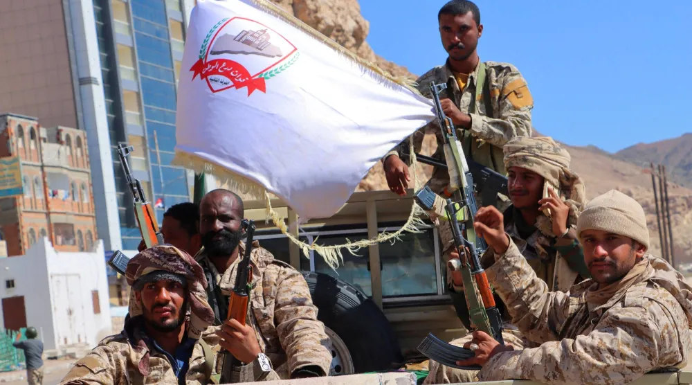 قوات الشرعية تنتشر أمس في مدينة المكلا في إطار عملية "درع الوطن" (رويترز)