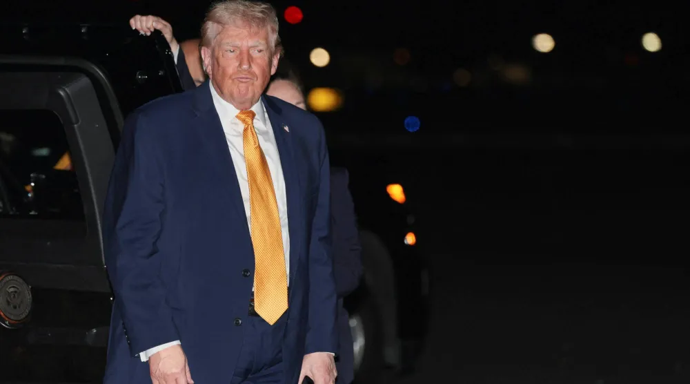 ترمب متحدثا للصحافيين قبيل صعوده الطائرة الرئاسية «إير فورس وان» (رويترز)