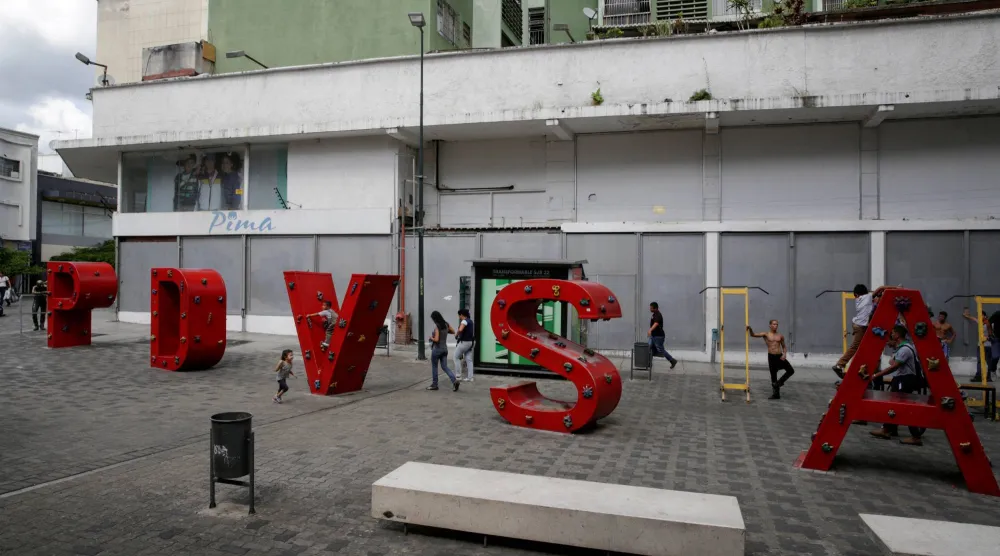 منظر لمنطقة ترفيهية تابعة لشركة النفط الحكومية الفنزويلية في كاراكاس (رويترز)