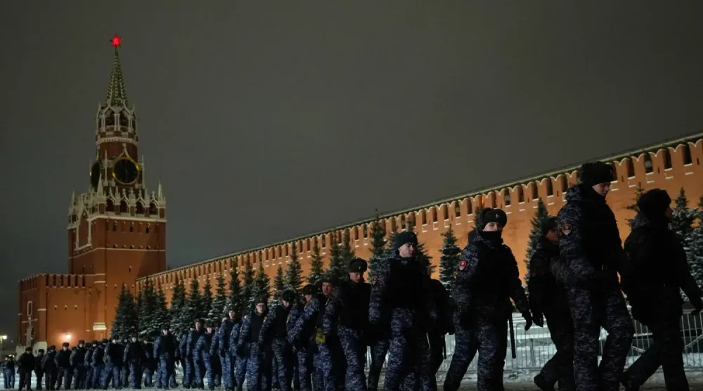 Rus Ulusal Muhafızları, Moskova'nın merkezindeki Kızıl Meydan'da geçit töreninde (AP)