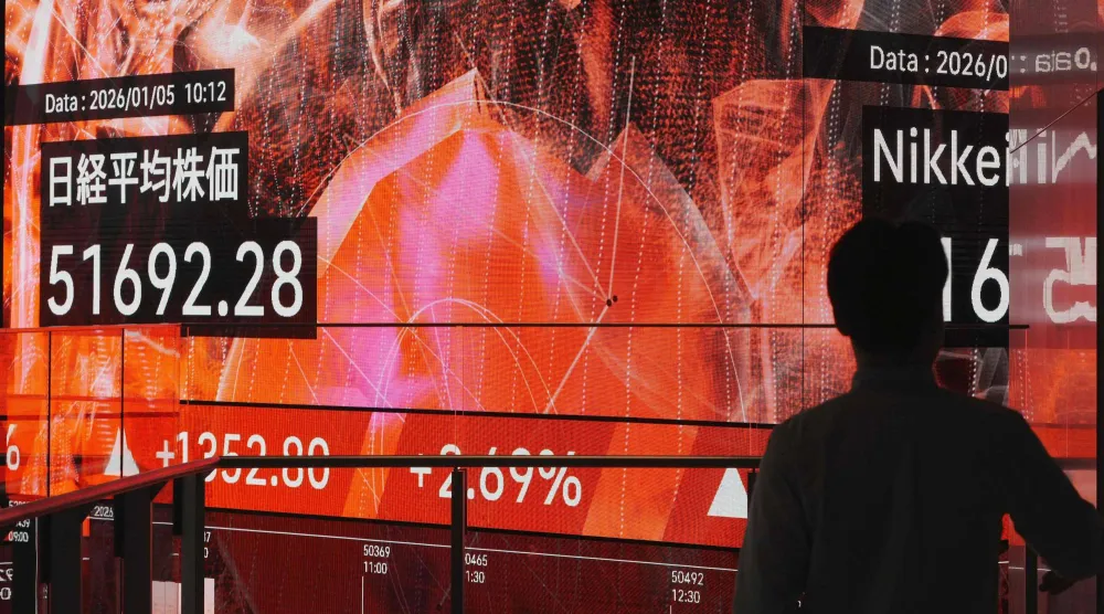 لوحة إلكترونية تعرض أسعار الأسهم وأرقام مؤشر «نيكي» في بورصة طوكيو (أ.ف.ب)