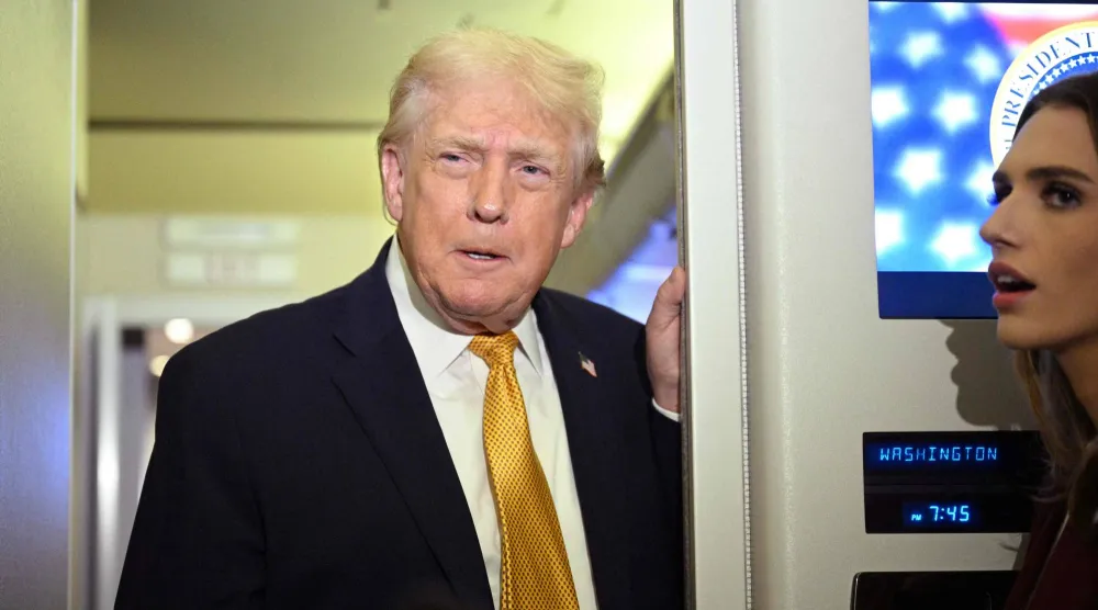 الرئيس الأميركي دونالد ترمب يتحدث مع الصحافيين على متن الطائرة الرئاسية في طريق عودته إلى واشنطن الأحد (أ.ف.ب)