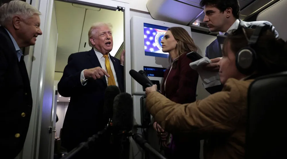 الرئيس الأميركي دونالد ترمب يتحدث إلى الصحافيين على متن الطائرة الرئاسية «إير فورس وان» من فلوريدا إلى قاعدة أندروز المشتركة بماريلاند (رويترز)