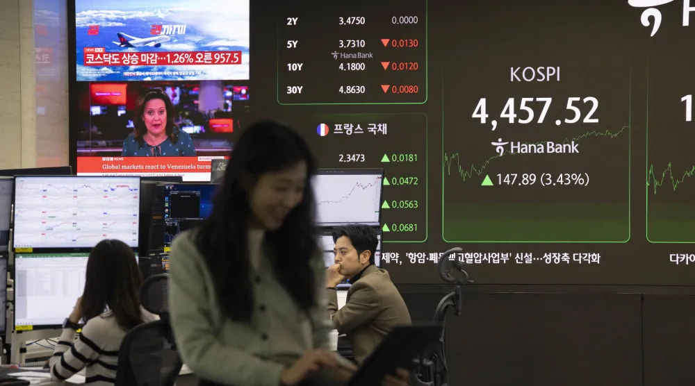 متداولون يعملون أمام شاشات التداول في بنك هانا في سيول (إ.ب.أ)