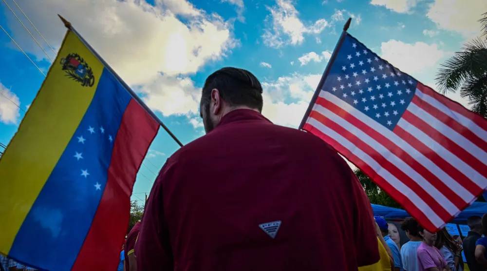 تظاهر معارضو الرئيس الفنزويلي المخلوع نيكولاس مادورو في دورال بولاية فلوريدا في 4 يناير 2026 (أ.ف.ب)