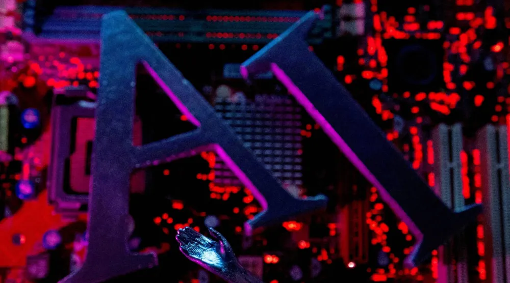 حروف «الذكاء الاصطناعي» ويد روبوت موضوعة على لوحة أُم للكومبيوتر في هذا الرسم التوضيحي (رويترز)