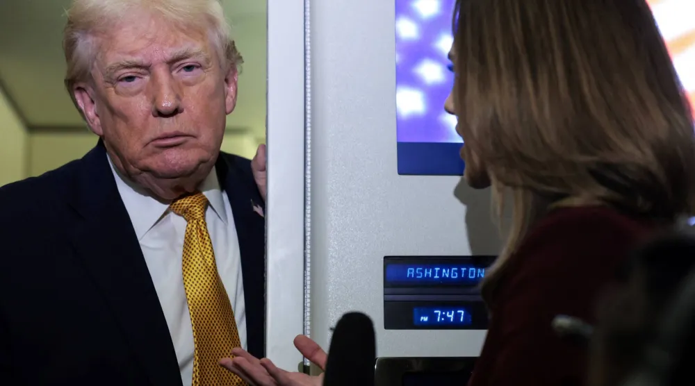 ترمب يجيب عن أسئلة الصحافيين على متن الطائرة الرئاسية من فلوريدا إلى ماريلاند 4 يناير 2026 (رويترز)