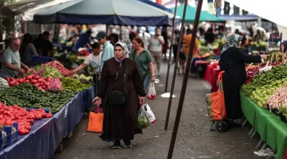 متسوقون داخل سوق للخضراوات والفاكهة في إسطنبول (إ.ب.أ)