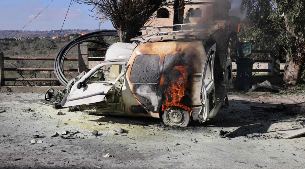 ألسنة اللهب المتصاعدة من سيارة عقب ضربة إسرائيلية في بلدة الخيام بجنوب لبنان أول من أمس (أ.ف.ب)