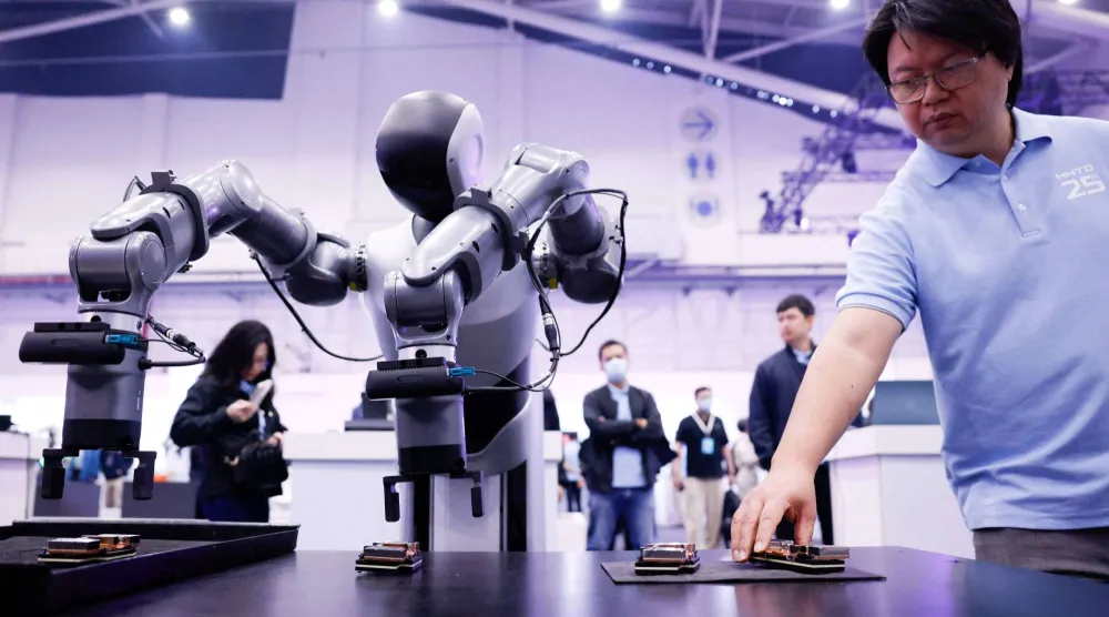 روبوت صناعي مزوَّد بعجلات معروض خلال اليوم السنوي للتكنولوجيا لشركة فوكسكون في تايبيه 21 نوفمبر 2025 (رويترز)