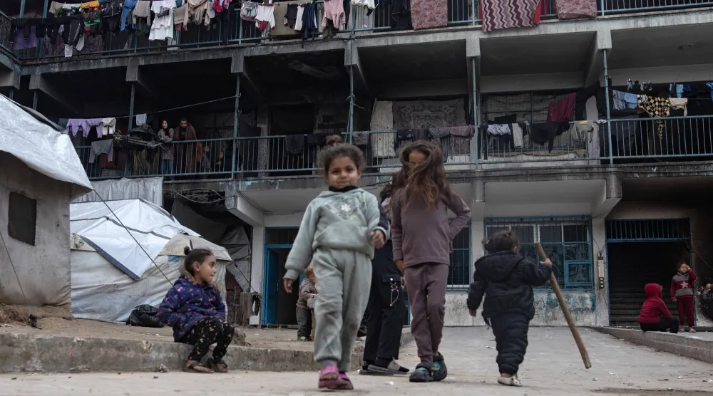 أطفال فلسطينيون نازحون يلعبون داخل مدرسة تابعة لوكالة «أونروا» في مدينة خان يونس (إ.ب.أ)