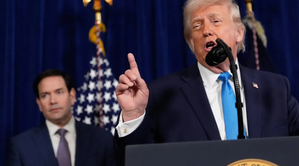 الرئيس الأميركي دونالد ترمب وخلفه وزير الخارجية ماركو روبيو في فلوريدا (أ.ب)