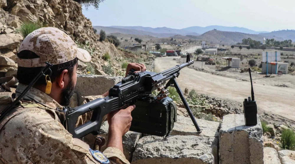 عنصر أمن «طالبان» يحرس طريقاً قرب معبر غلام خان الحدودي بين أفغانستان وباكستان في منطقة جوربوز جنوب شرقي ولاية خوست 20 أكتوبر 2025 (أ.ف.ب)