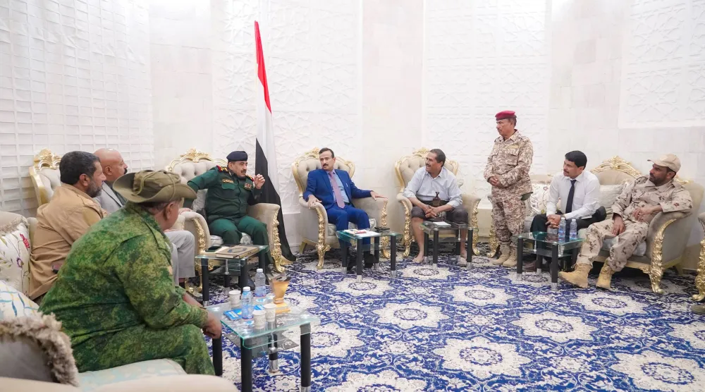 محافظ شبوة خلال لقائه القيادات الأمنية الاثنين لبحث الوضع الأمني (السلطة المحلية بشبوة)