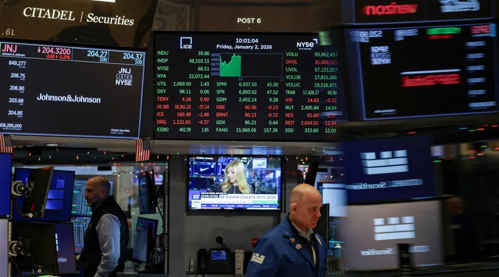 شاشة تعرض تداولات مؤشر «ستاندرد آند بورز 500» في بورصة نيويورك (رويترز)