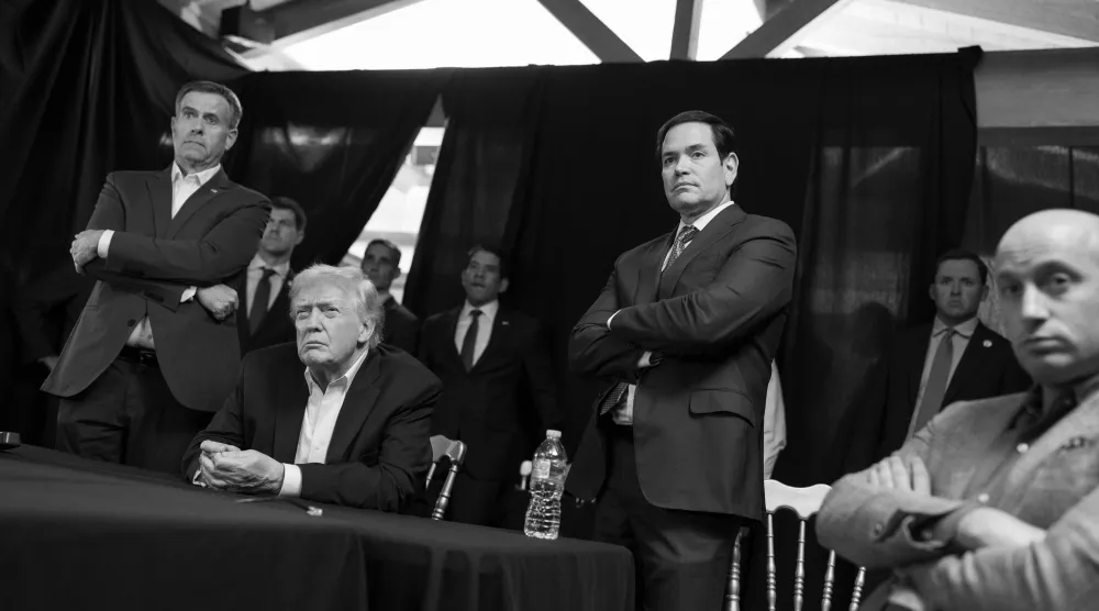 ترمب ومسؤولون في إدارته يشاهدون عملية «العزم المطلق» في مارالاغو في 3 يناير 2025 (أ.ب)