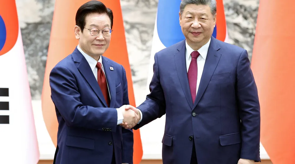 الرئيس الصيني لدى استقباله نظيره الصيني في قاعة الشعب الكبرى بالعاصمة بكين يوم الاثنين (رويترز)